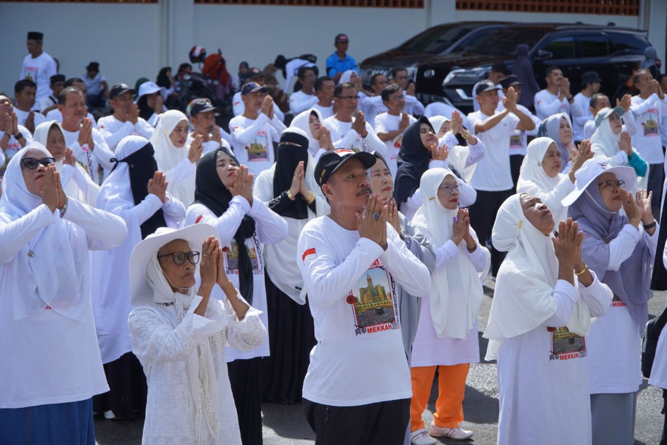 SENAM SEHAT -- Kantor Kemenag Bulukumba bekerja sama dengan Dinas Kesehatan Bulukumba meluncurkan Senam Kesehatan Haji untuk jemaah calon haji di Kabupaten Bulukumba di Lapangan Pemuda Bululumba, Minggu (28/4)