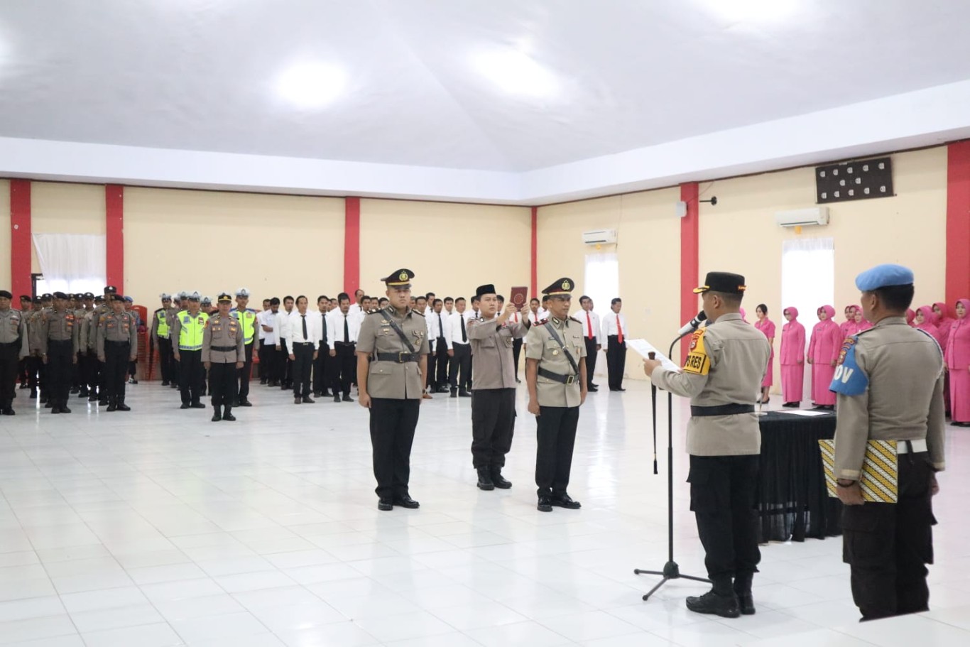 SERTIJAB -- Kapolres Bulukumba AKBP Andi Erma Suryono memimpin upacara pengambilan sumpah jabatan Kasat Intelkam Polres Bulukumba. Upacara serah terima jabatan dilaksanakan di Aula Parama Satwika Polres Bulukumba, diikuti para Perwira, Bintara dan Bhayangkari Lingkungan Polres Bulukumba, Senin (1/4).