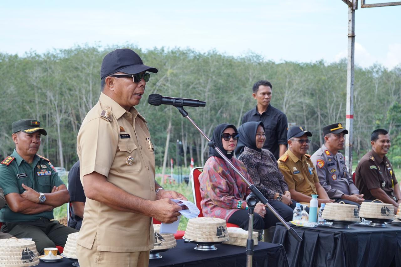 TANAM POHON -- Bupati Bulukumba Andi Muchtar Ali Yusuf melakukan penanaman pohon produktif di Desa Tibona Kecamatan Bulukumpa, Selasa (23/4). 
