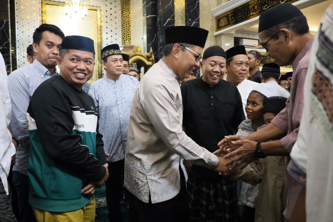 ist HIBAH-- Wali Kota Makassar Moh Ramdhan Pomanto memberikan dana hibah Rp100 juta saat melaksanakan Safari Ramadan di Masjid Nurul Ittihad Kalukuang, Kecamatan Tallo, Minggu, (31/3) malam. 