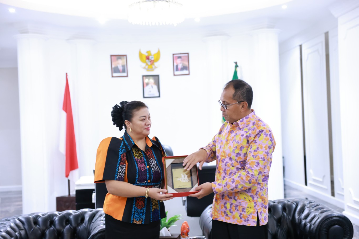 ist MENERIMA--Wali Kota Makassar Moh Ramdhan Pomanto menerima Konsulat Jenderal Filipina, Mary Jennifer Domingo Dingal di ruang kerja wali kota, Kamis (18/4).
