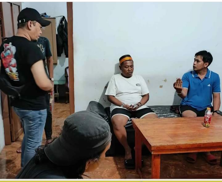 DIAMANKAN -- Pelaku pengancaman dengan menggunakan badik yang viral di media sosial, diamankan personel Polsek Bontola.