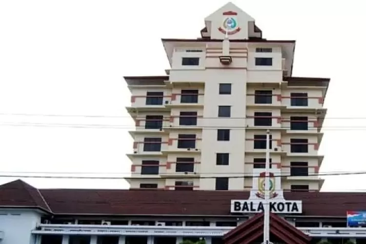 int EFEKTIF--Sejumlah OPD yang berkantor di Mal GTC secara resmi akan berkantor kembali di Balai Kota Makassar pascalebaran.Balai Kota Makassar baru saja direvitalisasi. Tampak kantor Balai Kota Makassar dari depan.