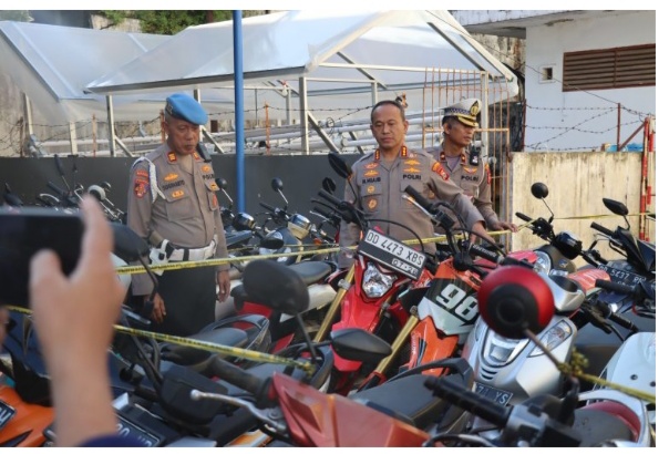 BKM/JULDAM KNALPOT BRONG -- Kapolestabes Makassar, Kombes Pol Mokhamad Ngajib melihat dari dekat ratusan sepeda motor yang menggunakan knalpot brong, masih terparkir di halaman Mapolrestabes Makassar.