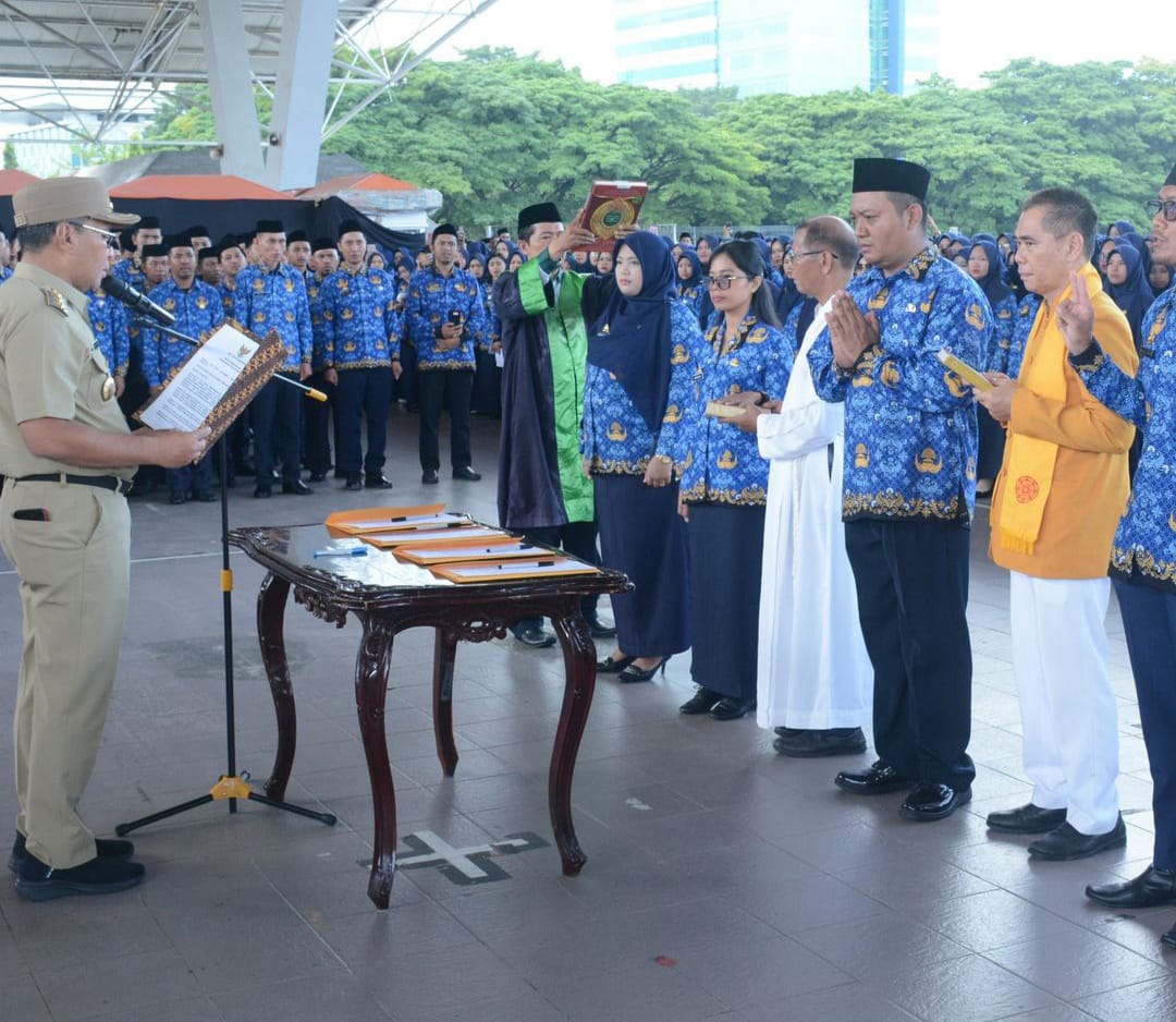 int LANTIK--Ribuan tenaga pendidik dilantik dan dikukuhkan oleh Wali Kota Makassar  Mohammad Ramdhan Pomanto, Senin (29/4) di Tribun Tertutup Lapangan Karebosi Makassar.