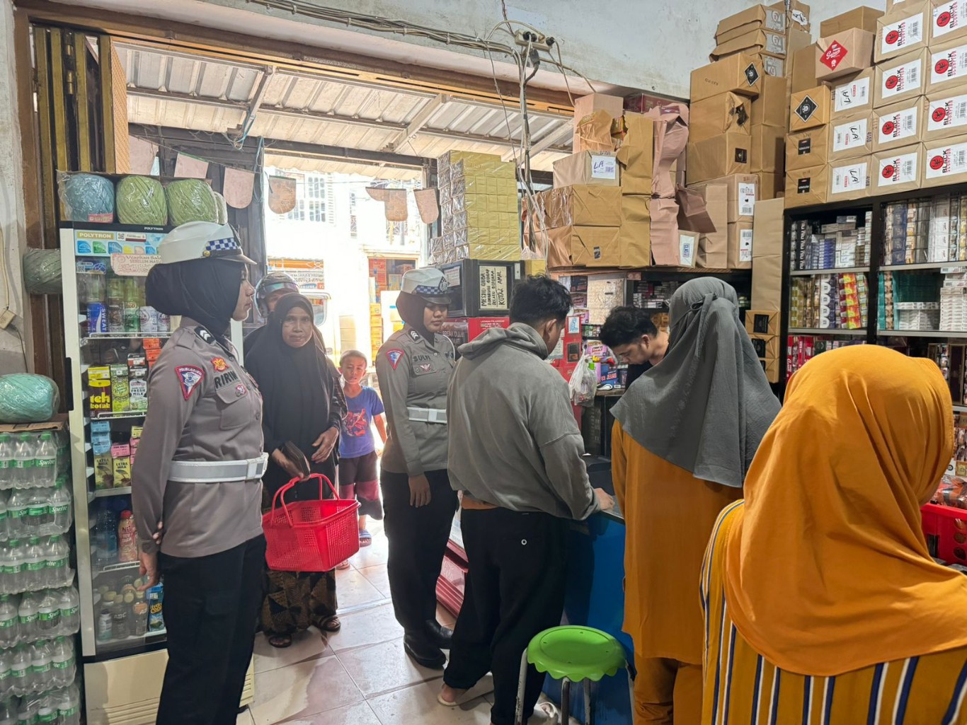 ATUR LALIN --  Personel Polisi Wanita (Polwan) Satlantas Polres Luwu melaksanakan pengaturan lalu lintas dan pengamanan pusat perbelanjaan di pusat keramaian Pasar Lama Kota Belopa, Selasa (2/4).