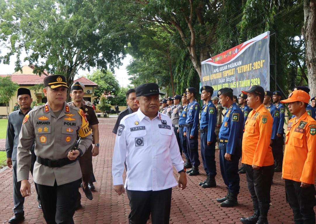 APEL PASUKAN -- Polres Luwu melaksanakan apel gelar pasukan Operasi Ketupat Tahun 2024 dipimpin Pj Bupati Luwu H Muh Saleh didampingi Kapolres Luwu AKBP Arisandi di Lapangan Apel Polres Luwu, Rabu (3/4). 