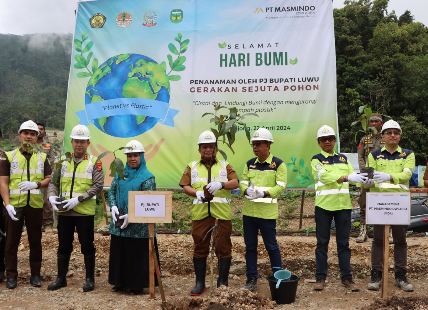 HARI BUMI -- Kapolres Luwu AKBP Arisandi bersama Pj Bupati Luwu H Muh Saleh melakukan penanaman pohon serentak di Dusun Parajangan Desa Pajang dan Dusun Loko Desa Rante Balla Kecamatan Latimojong dalam rangka memperingati Hari Bumi, Senin (22/4).