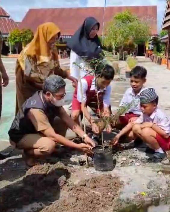 TANAM POHON -- Dinas Pendidikan Kabupaten Luwu melakukan ponanaman pohon di SDN 60 Ponrang sebagai rangkaian sekaligus wujud kepedulian memperingati Hari Bumi,  Senin (22/4)