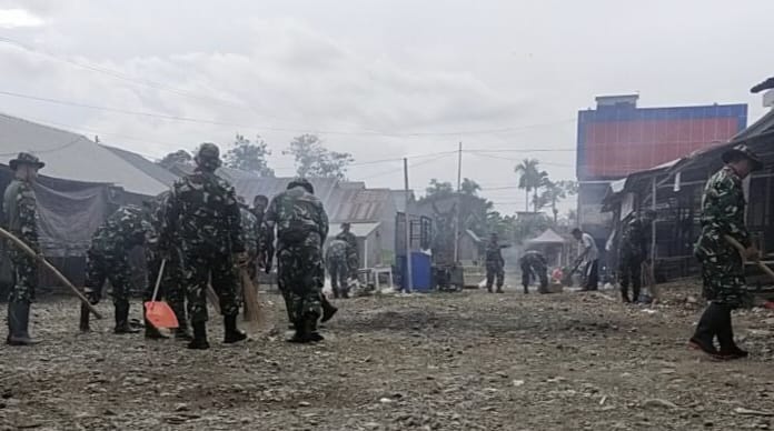 BERSIH PASAR -- Personel Koramil 1403-01 Larompong bersama warga melaksanakan pembersihan Pasar Rakyat Larompong beserta pemerintahan Kelurahan Kecamatan Larompong, Senin (1/4)