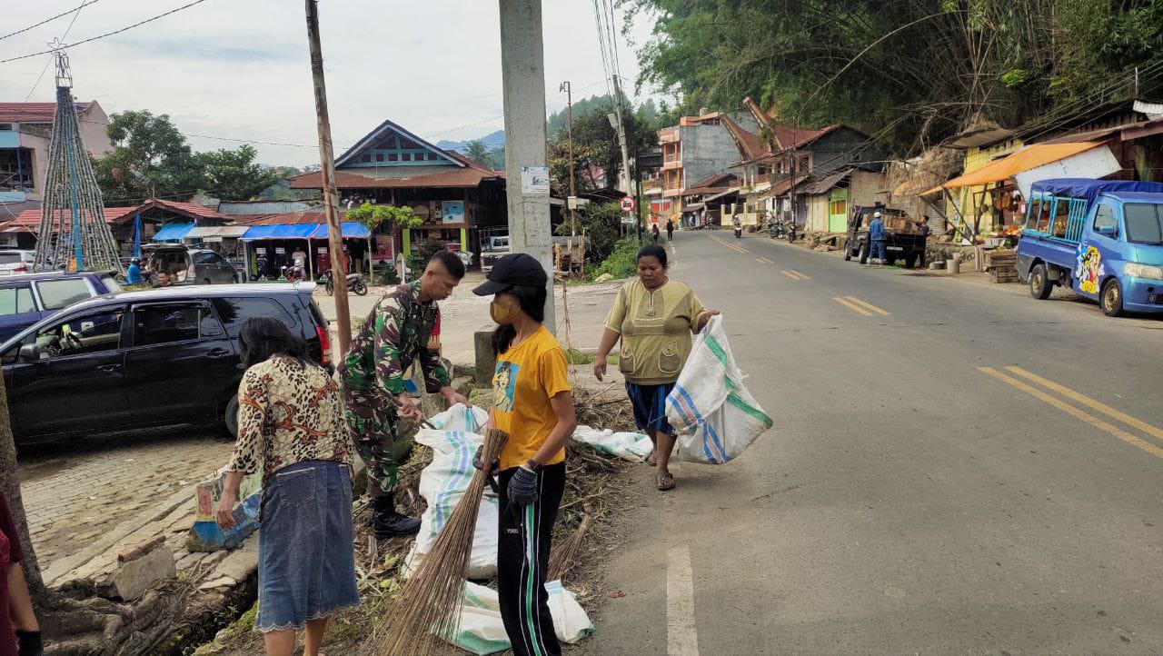 KARYA BAKTI -- Babinsa Koramil 01 Makale menggelar Karya Bakti TNI dengan membersihkan saluran air di Pasar Makale, Sabtu (20/4).