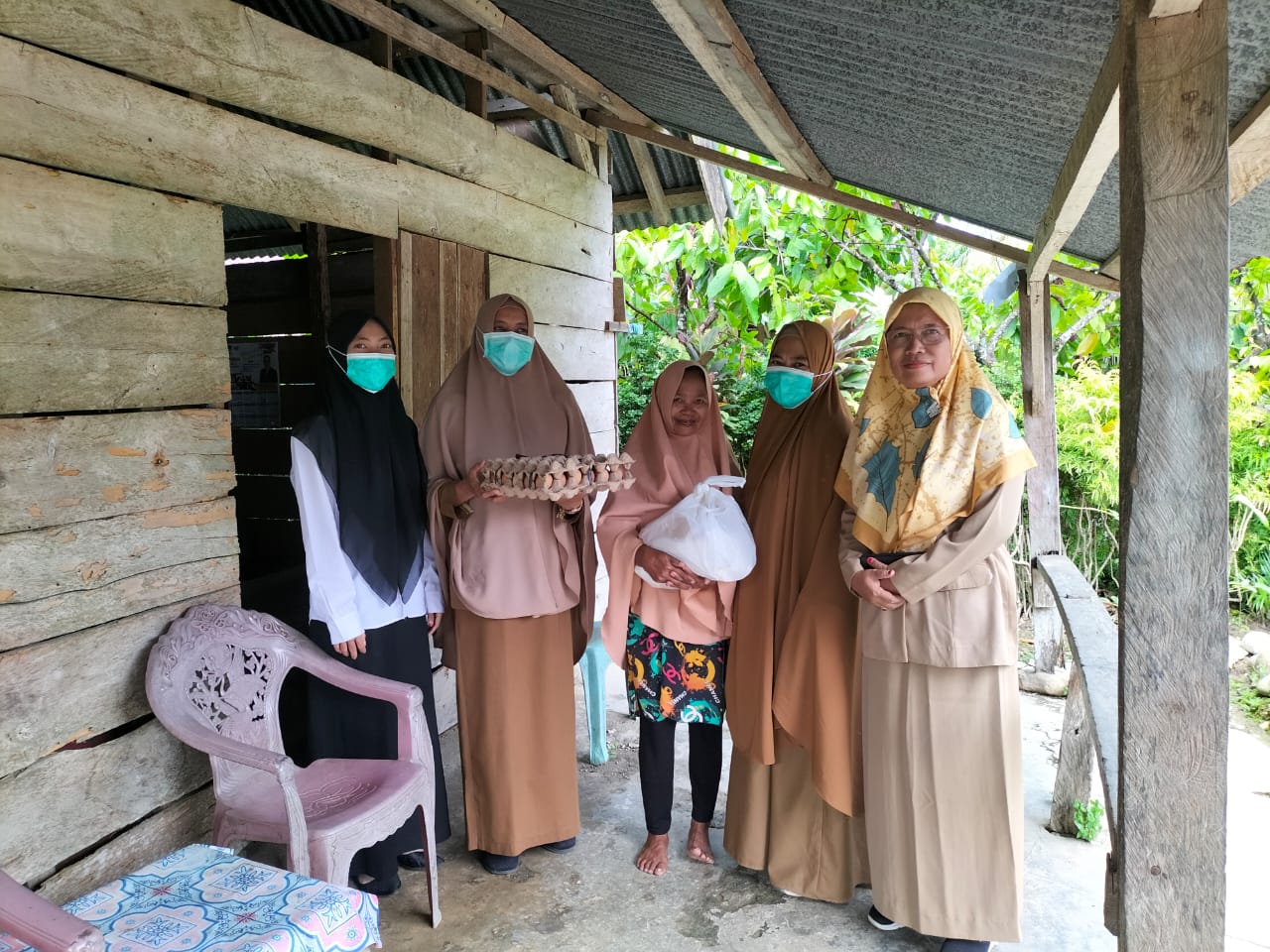BERBAGI -- Mushalah Puskesmas Mangkutana dengan bangga meluncurkan program sosial perdana mereka untuk tahun ini dengan menyelenggarakan kegiatan berbagi sembako kepada warga yang membutuhkan, Senin (1/4).