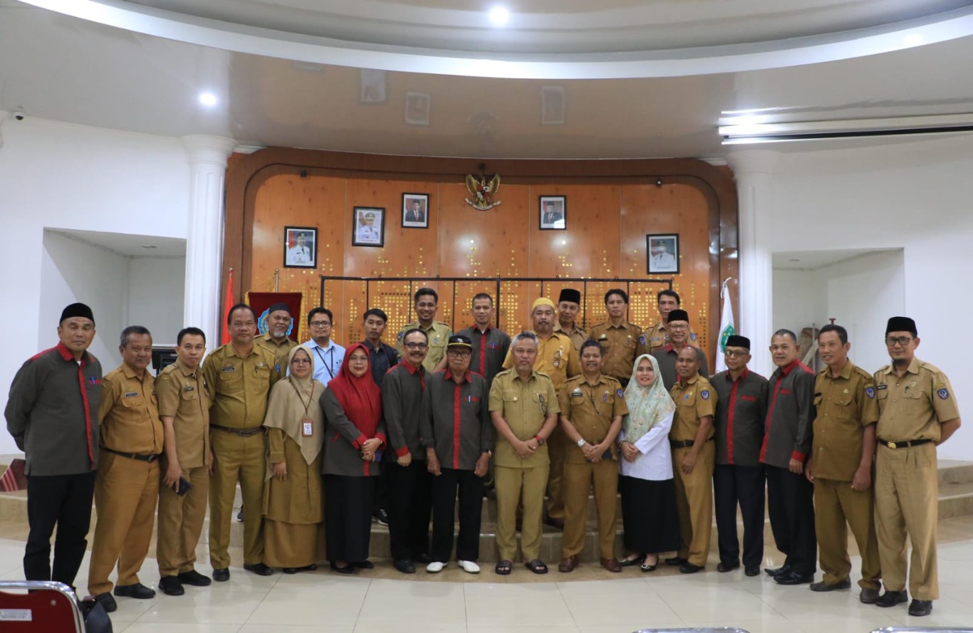 RAKOR -- Bupati Luwu Timur, H Budiman memimpin Rakor bagi Kepala Sekolah (Kepsek) SMA sederajat se Kabupaten Luwu Timur oleh di Aula Rumah Jabatan Bupati, Senin (22/4).