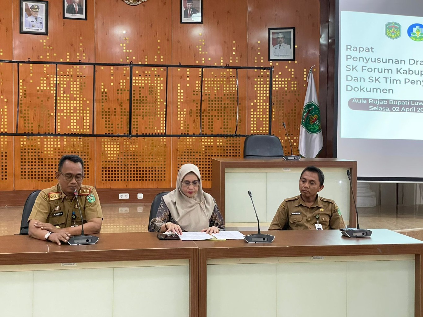 RAPAT -- Dinas Kesehatan Pemkab Luwu Timur menggelar rapat penyusunan Surat Keputusan (SK) Tim Forum dan Tim Penyusun Dokumen Kabupaten Kota Sehat (KKS) di Aula Rujab Bupati Luwu Timur, Selasa (2/4).