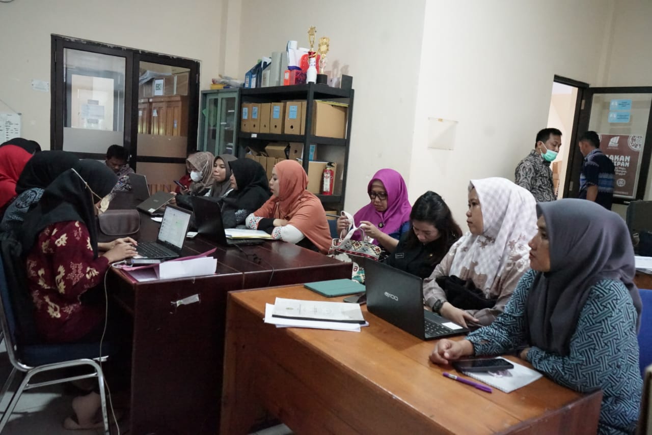 SIMULASI -- Dinas Perpusatakaan dan Kearsipan (DPK) Kabupaten Luwu Timur (Lutim) menggelar rapat Simulasi Pengisian Indokator Pengawasan Kearsipan internal di Depot Arsip DPK Lutim baru-baru ini. 