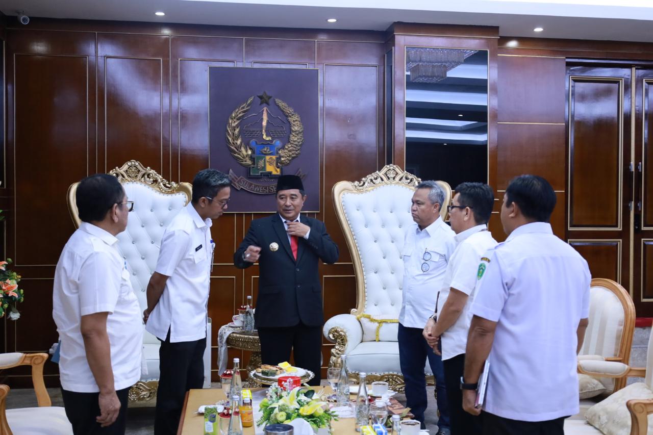 AUDIENSI --  Bupati Luwu Timur, H Budiman didampingi Kepala Dinas Kominfo-SP, H Hamris Darwis yang juga merupakan Ketua Panitia HUT ke-21 Kabupaten Luwu Timur, Sekwan, Aswan Azis serta Kabag Prokopim Setdakab Lutim, Rupidin melakukan audiensi dengan Pj Gubernur Sulsel di Kantor Gubernur, Makassar, Rabu (24/4).