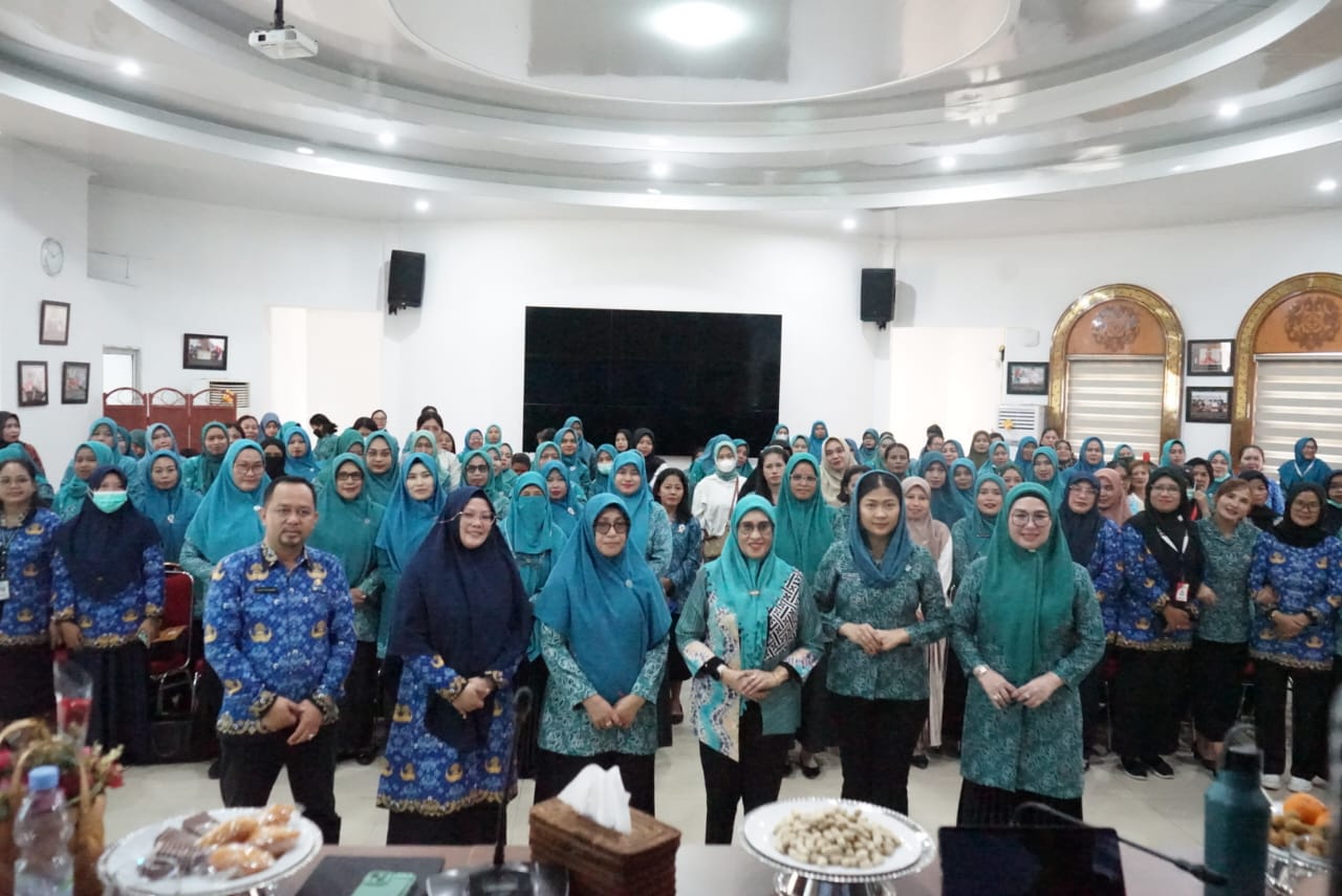 BUKA -- Asisten Pemerintahan dan Kesra, Aini Endis Andrika foto bersama didampingi Ketua TP PKK Lutim, Hj. Sufriaty Budiman, Ketua I Bidang Pembinaan Karakter Keluarga, Arbiyanti Febthavia usai membuka Sosialisasi Rumah Gizi Tingkat Kabupaten Luwu Timur (Lutim) di Aula Rumah Jabatan Bupati Lutim, Rabu (17/4).