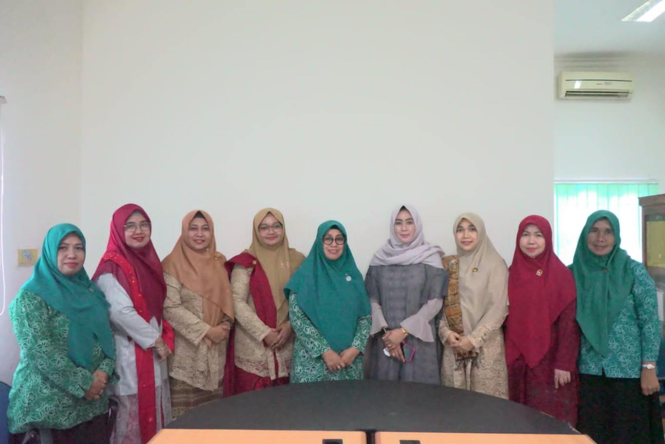 HADIRI -- Ketua DWP Kabupaten Luwu Timur, Hj Masrah Bahri Suli menghadiri kegiatan silaturahmi yang dirangkai Peringatan Hari Kartini, Halal Bihalal dan Perayaan Paskah tahun 2024 secara virtual di Ruang Telematika Diskominfo-SP, Rabu (24/4).