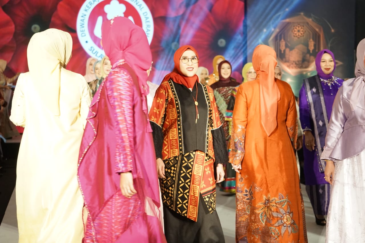 FASHION -- Ketua Dekranasda Kabupaten Luwu Timur (Lutim), Hj. Sufriaty mengenakan baju khas taipa pada saat mengikuti Fashion Show Preloved For Charity Dekranasda yang berlangsung di Hotel Claro Makassar baru-baru ini.