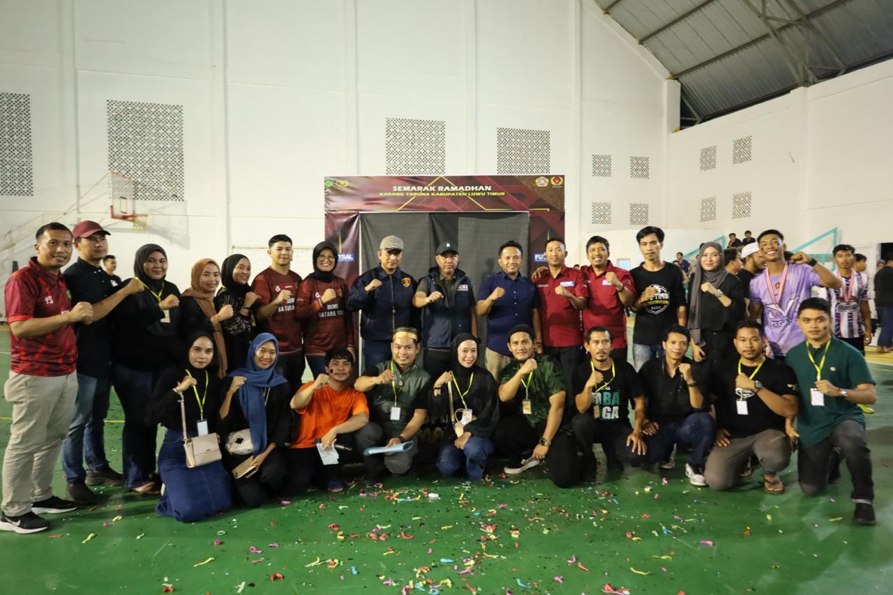 LIGA FUTSAL -- Bupati Luwu Timur, H Budiman foto bersama usai menutup Liga Futsal Ramadan ke XI Tahun 2024 di Gedung Olahraga Malili, Minggu (31/3 malam. Turut Hadir Kapolres Luwu Timur, AKBP Zulkarnain, Kadis Parmudora, Andi Tabacina Akhmad, Ketua Harian Koni, Camat Malili, Nasir dj.