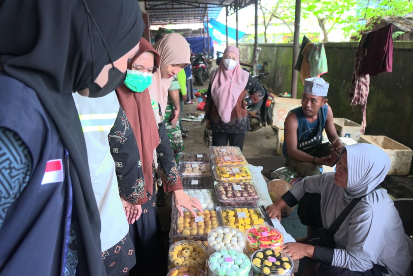 PENGAWASAN -- Pasar Malili dan Lakawali Kecamatan Malili menjadi objek pengawasan terakhir yang dilakukan oleh Tim Pengawasan Obat dan Makanan Kabupaten Luwu Timur baru-baru ini.