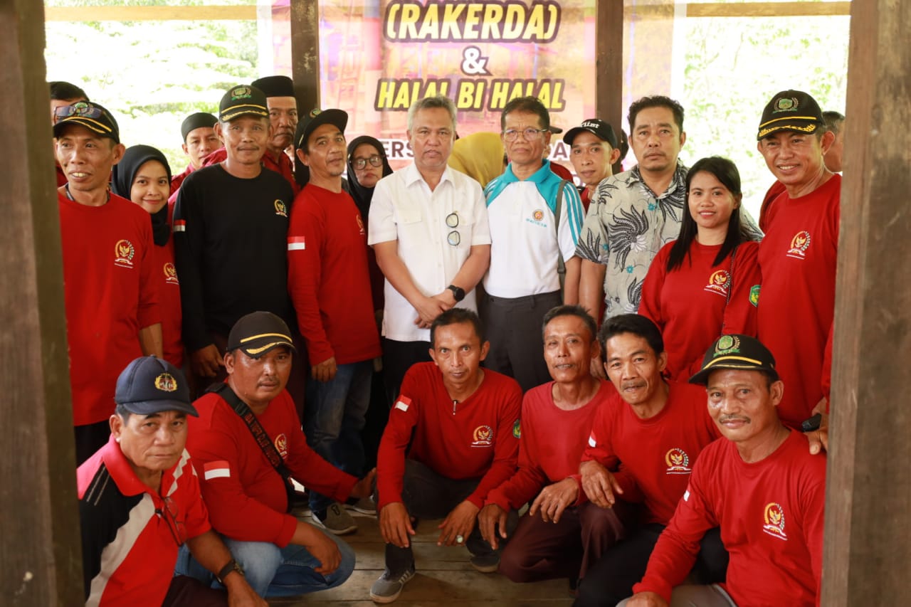 RAKERDA -- Bupati Luwu Timur, H Budiman foto bersama usai membuka Rakerda PABPDSI Kabupaten Luwu Timur Tahun 2024 di Baruga Permandian Watu Maeta Malela, Kecamatan Mangkutana, Minggu (28/4).