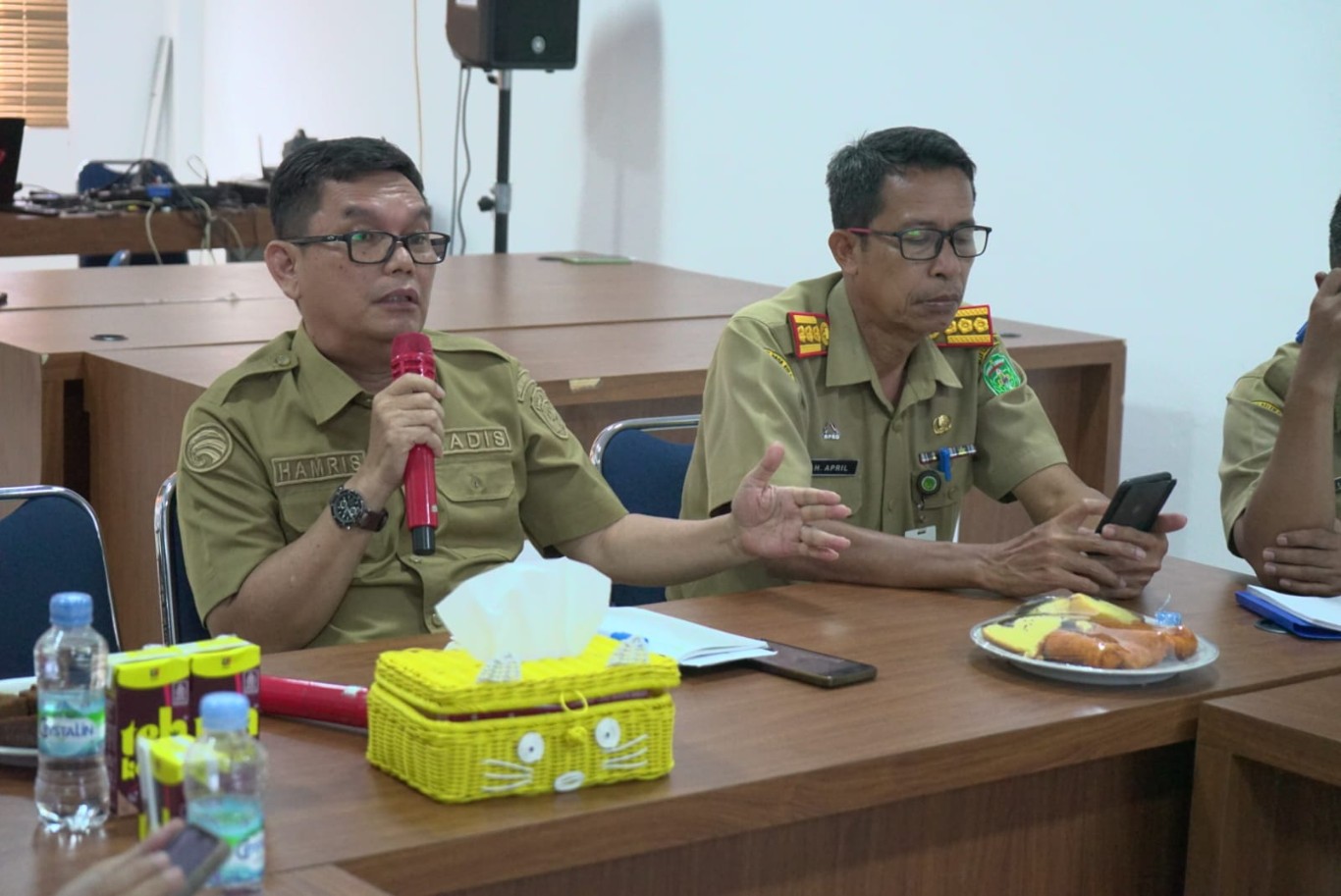 RAPAT -- Panitia pelaksana HUT ke-21 Luwu Timur menggelar rapat perdana persiapan di Aula Media Center Diskominfo-SP, Selasa (16/4). Rapat dipimpin Kepala Diskominfo-SP, Hamris Darwis 