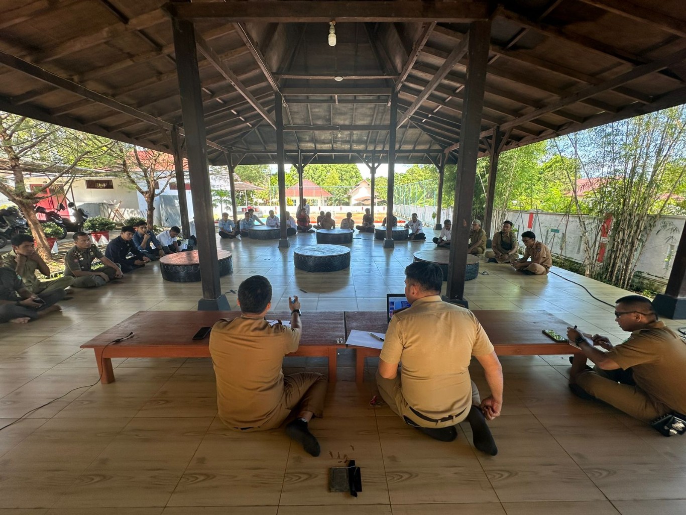 MEETING -- Panitia HUT Lutim melalui Seksi Olahraga menggelar tekhnical meeting di Pendopo Dinas Parmudora Lutim baru-baru ini. Rapat dipimpin Kabid Aplikasi dan Informatika Dinas Kominfo-SP Lutim, Muhammad Safaat DP selaku penanggung jawab Cabor sepakbola 