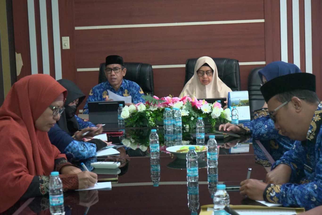 RAPAT -- Bapelitbangda Pemkab Luwu Timur menggelar rapat pembentukan tim inovasi Peduli ki Saya Jaga ki sekaligus pembahasan penjaringan ide inovasi daerah di Ruang Rapat Sekda Lutim, Kamis (25/4).