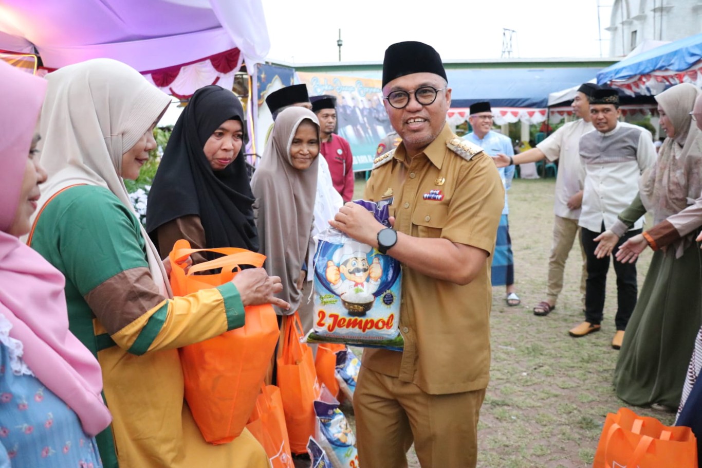 BERAKHIR -- Pemkab Luwu Timur menyelesaikan gelaran Safari Ramadan 1445 H dengan kunjungan terakhirnya di Kecamatan Nuha. Hari terakhir dipusatkan di Masjid Al-Ikhwan Sorowako, Senin (1/4)  diwarnai dengan kebersamaan dan kepedulian yang luar biasa menyentuh hati masyarakat di sepanjang perjalanannya.