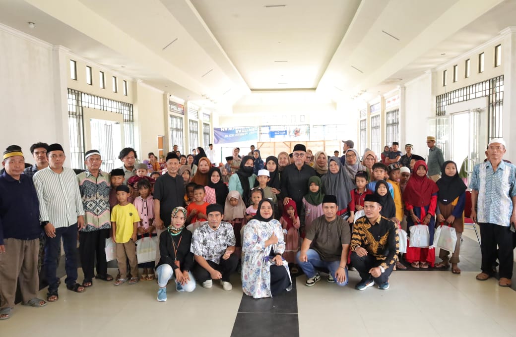 SERAHKAN SANTUNAN -- Bupati Luwu Timur, H Budiman menghadiri sekaligus menyerahkan Santunan Anak Yatim Lintas Agama se-Kabupaten Luwu Timur yang diinisiasi oleh IBE Luwu Timur, di Aula Kantor Camat Wotu baru-baru ini. 