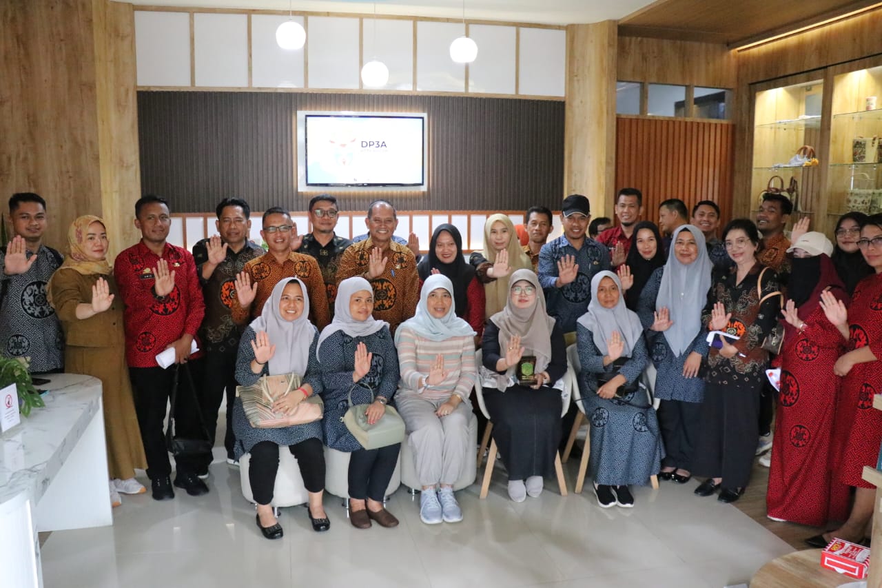 STUDI TIRU -- Rombongan Pemkab Luwu Timur bersama Pansus DPRD Luwu Timur foto bgersama  usai melakukan kunjungan studi tiru ke Dinas Sosial Pemberdayaan Perempuan dan Perlindungan Anak (Dinsos P3A) Kota Bogor, Provinsi Jawa Barat, Jumat (19/4).
