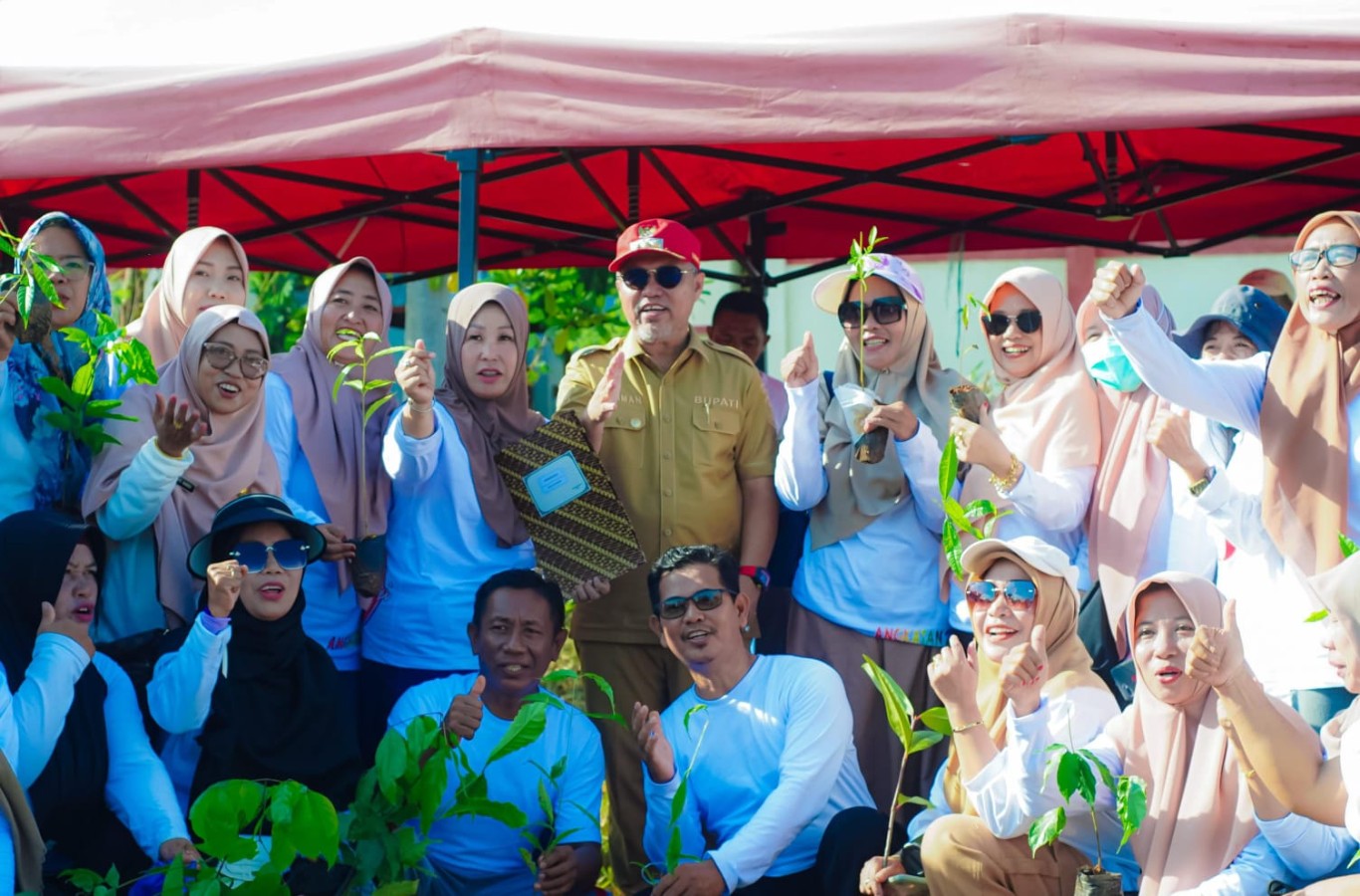 TANAM POHON -- Bupati Luwu Timur, H Budiman didampingi Sekkab H Bahri Suli foto bersama usai menghadiri kegiatan penanaman pohon serentak di 24 Kabupaten/Kota se Sulsel dalam rangka memperingati Hari Bumi tahun 2024 dirangkai penyerahan perpanjangan SK PPPK di Gedung DPRD Lutim, Senin (22/4). 