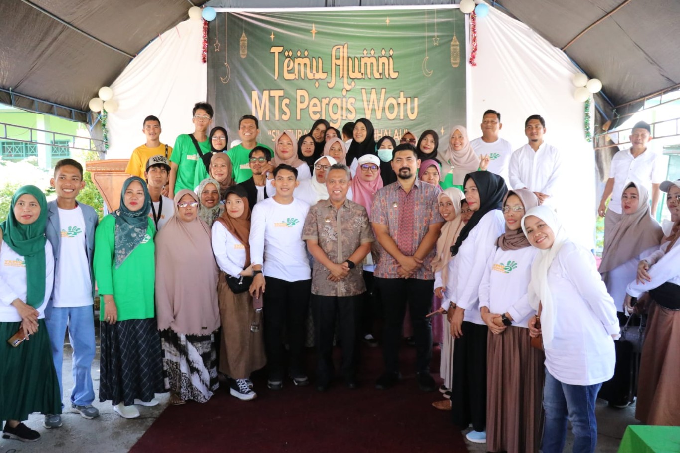 BAKSOS -- Pengurus Ikatan Alumni Universitas Negeri Makassar (IKA UNM) Kabupaten Luwu Timur menggelar kegiatan Bakti Sosial (Baksos) "IKA UNM Berbagi di Aula Kantor Dinas Pertanian Lutim baru-baru ini. 
