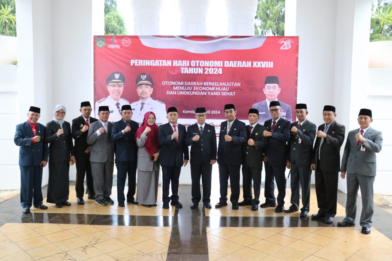 UPACARA -- Sekkab Luwu Timur H Bahri Suli foto bersama usai memimpin upacara Hari Otoda XXVIII tahun 2024 di halaman Kantor Bupati Luwu Timur, Kamis (25/4). 