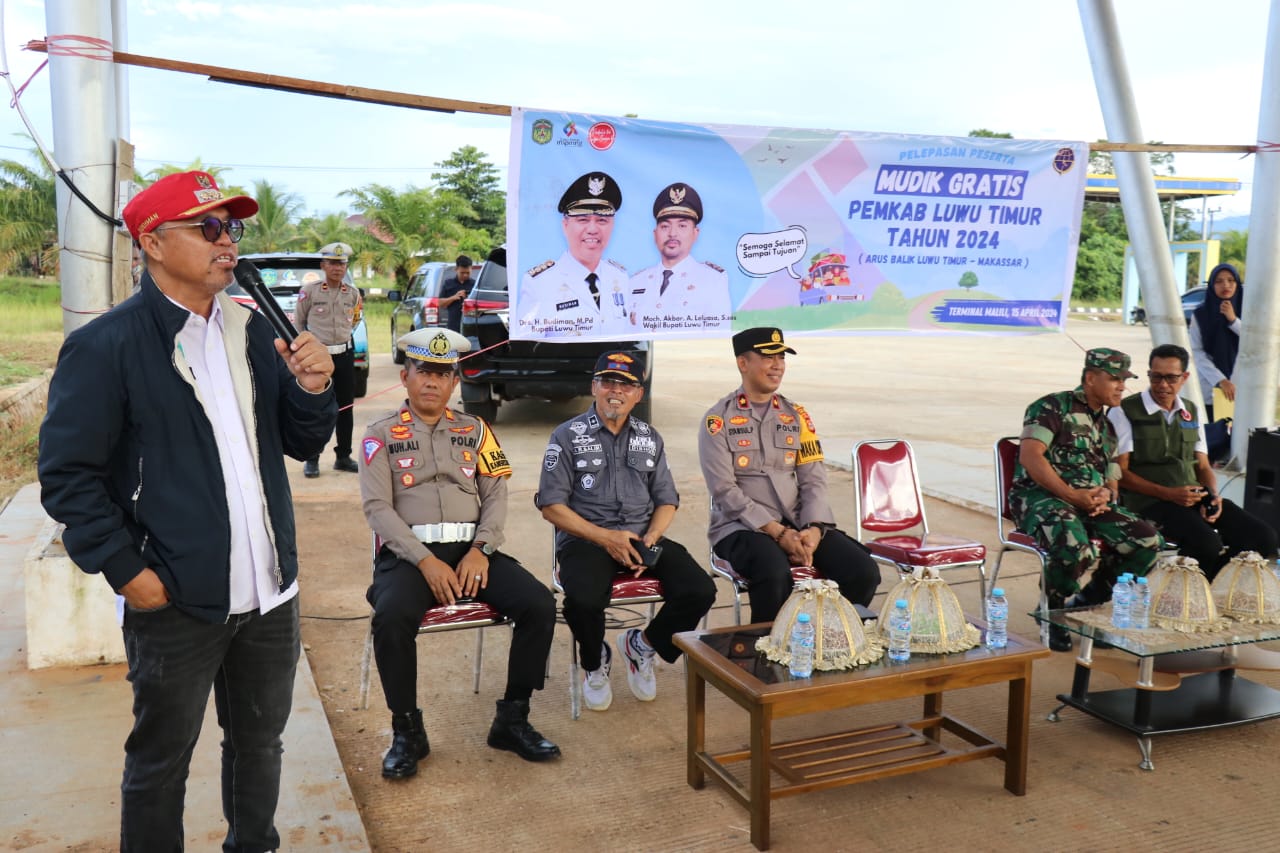 LEPAS -- Bupati Luwu Timur, H Budiman melepas peserta arus balik gratis Tahun 2024 yang terdiri dari 227 penumpang yang akan diberangkatkan dengan tujuh armada Bus ke Kota Makassar di Terminal Malili, Senin (15/4) sore. 
