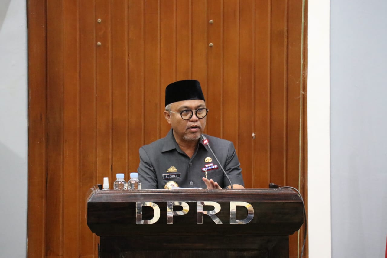 JAWABAN -- Bupati Luwu Timur, H Budiman menyampaikan jawabannya terhadap Pandangan Umum (PU) fraksi-fraksi DPRD Luwu Timur terhadap Ranperda tentang Penyelenggaraan KLA.