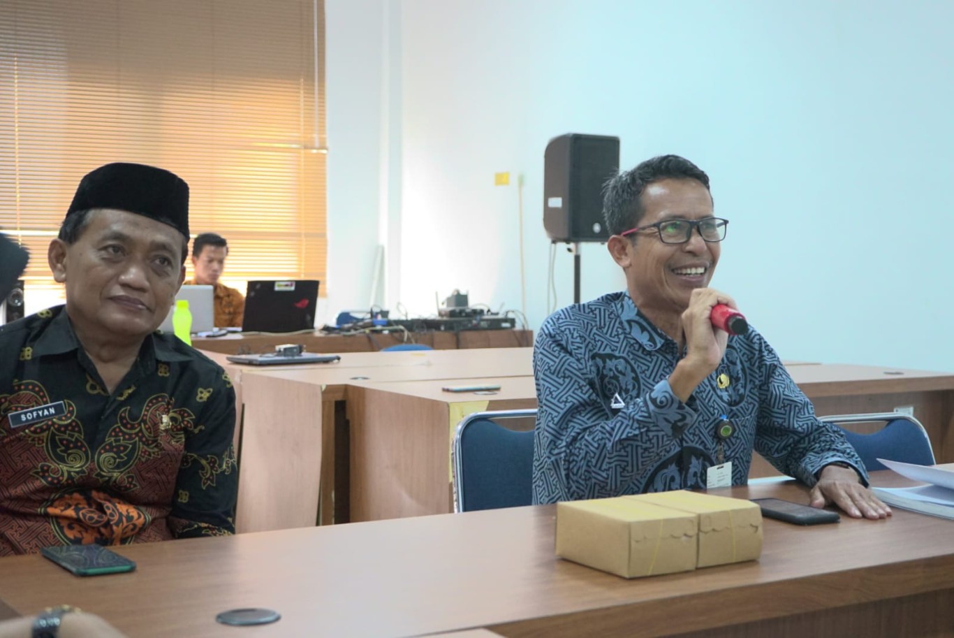 RAPAT -- BPBD Kabupaten Luwu Timur bekerjasama dengan TP-PKK Lutim menggelar rapat kesiapsiagaan terhadap bencana sekaligus Pembahasan Hari Kesiapsiagaan Bencana yang berlangsung secara daring dan Luring di ruang Aula Media Center Diskominfo-SP, Kamis (18/4).