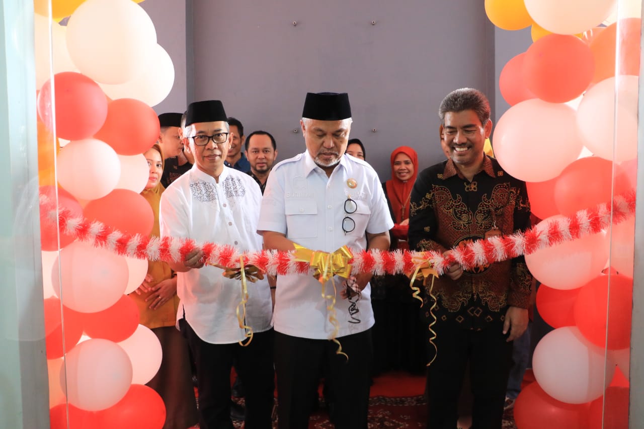 RESMIKAN -- Bupati Luwu Timur, H Budiman meresmikan gedung Ruang Rawat Inap (RRI) tambahan untuk ruangan 1 kamar 1 pasien di Rumah Sakit Umum Daerah (RSUD) I Lagaligo, Kecamatan Wotu baru-baru ini. 