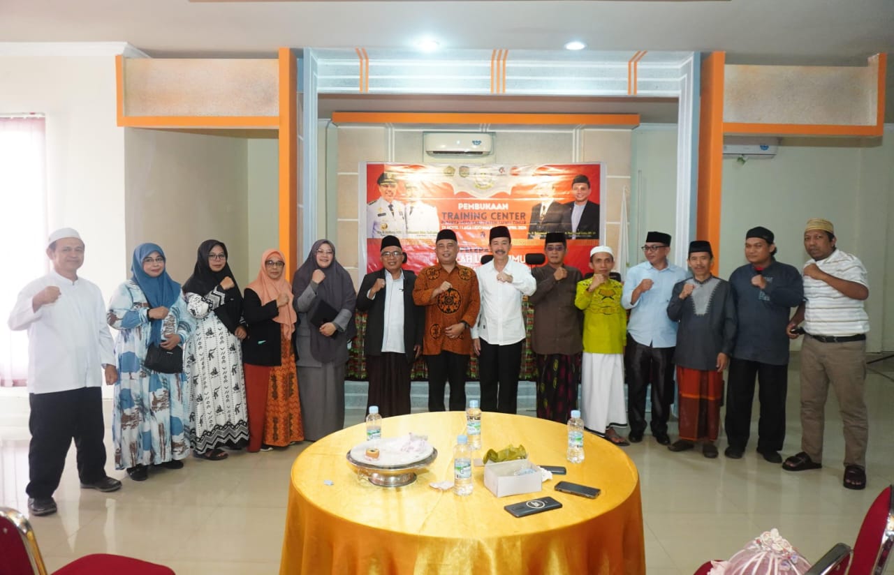 TRAINING -- Kafilah MTQ Kabupaten Luwu Timur foto bersama usai pelepasan untuk mengikuti TC sebagai pemantapan mempersiapkan diri mengikuti MTQ XXXIII tingkat Provinsi Sulsel Tahun 2024 di Kabupaten Takalar   