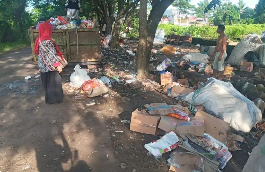 ist KELUHKAN--ewan Lorong Blok 10 RT 05 Kelurahan Manggala, Kecamatan Manggala Hernawati mengeluhkan sampah yang berserakan di jalan dan di luar kontainer.Ia meminta pemerintah setempat mengimbau warga untuk membuang sampahnya di dalam kontainer.