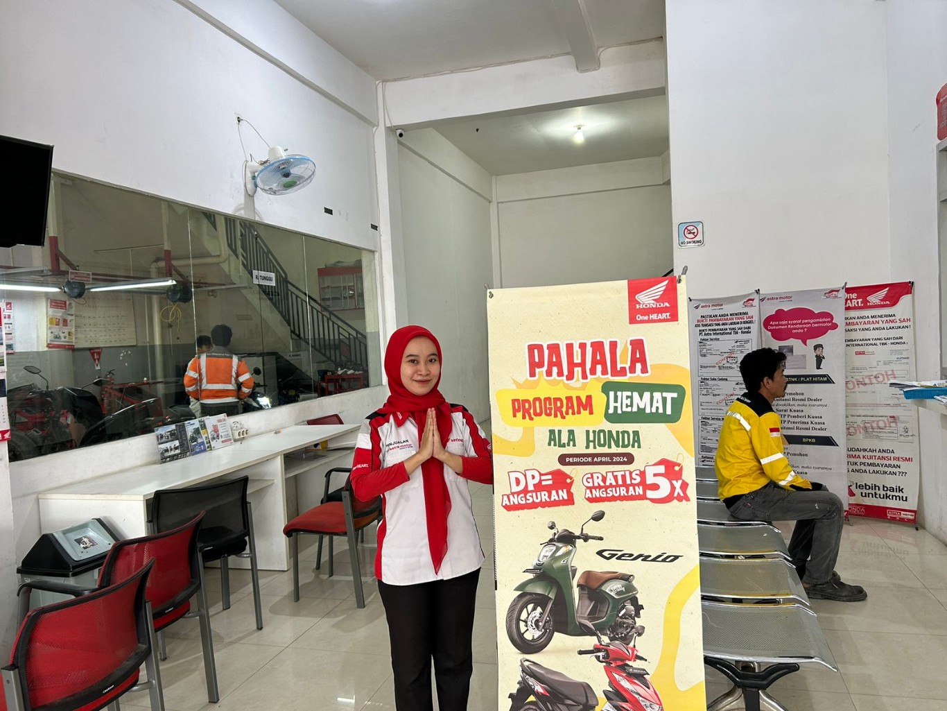 MENARIK -- Salah satu program promo yang ditawarkan Asmo Sulsel, cukup menarik minat masyarakat untuk membeli sepeda motor Honda berbagai varian.