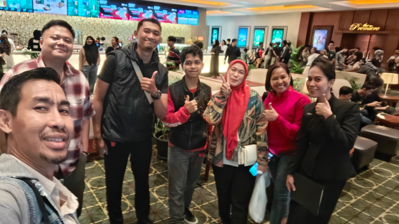 NONTON BARENG -- Sejumlah wartawan dan komunitas Honda di Kota Makassar foto bersama tim Asmo Sulsel saat akan nonton bareng Keluar Main 1994, di Bioskop XXI Mall Panakkukang.