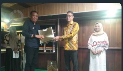 PINDAH TUGAS -- Pj Wali Kota Parepare Akbar Ali menyerahkan cinderamata kepada Kejari Parepare Edi Dikdaya usai memimpin rapat koordinasi (Rakor) Forkompinda dirangkai pelepasan pindah tugas Kajari Parepare di Teras Empang, Senin (22/4)