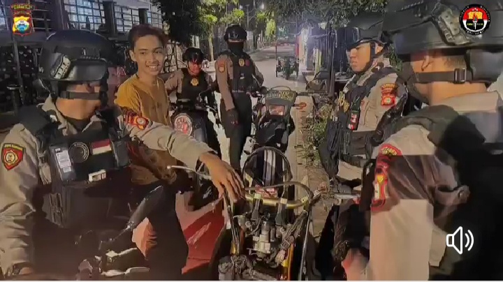 PATROLI -- Aparat kepolisian dari Polrestabes Makassar yang melakukan patroli di 12 titik aksi kejahatan di wilayah hukum Polrestabes Makassar.