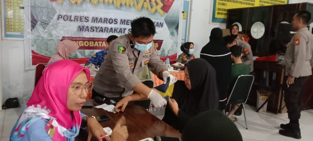 PELAYANAN KESEHATAN -- Personel Polres Maros ketika melakukan pelayanan kesehatan kepada masyarakat umum di kantor Desa Bonto Tallasa, Kecamatan Simbang, Kabupaten Maros.