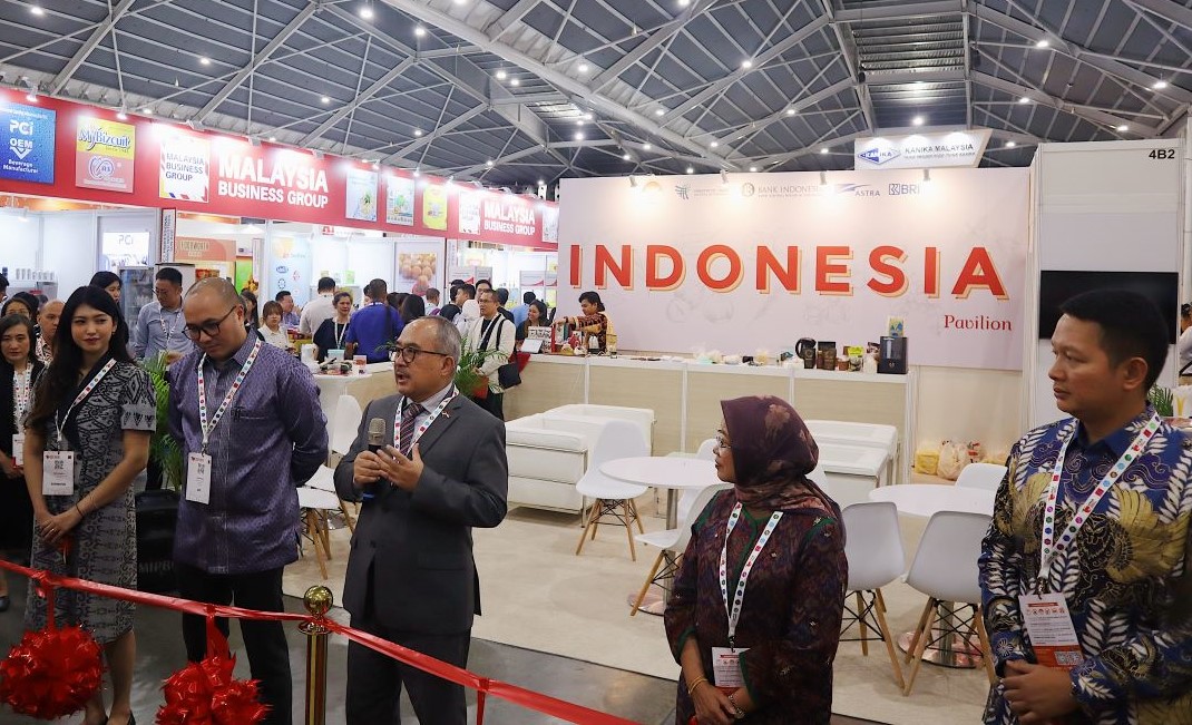 PEMBUKAAN -- Duta Besar Luar Biasa Berkuasa Penuh Republik Indonesia untuk Singapura, Suryo Pratomo, Deputi Gubernur Bank Indonesia Singapura, Anastuty Kusumowardani, Atase Perdagangan Republik Indonesia untuk Singapura, Billy Anugrah, dan perwakilan Astra, saat pembukaan paviliun Indonesia di FHA International Expo 2024. 