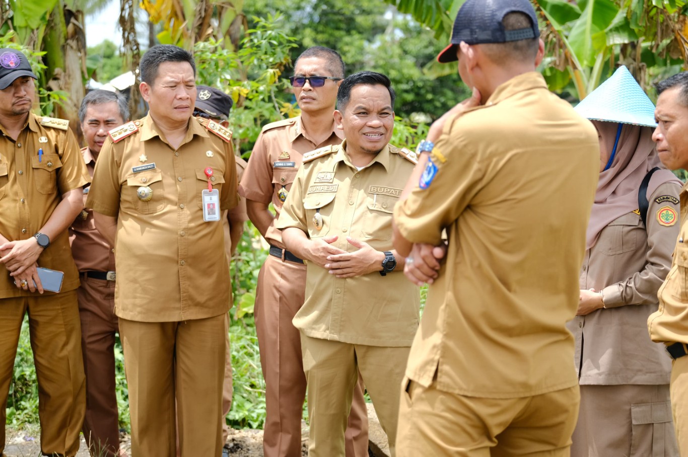 PENANGKARAN -- 	Pj Bupati Jeneponto, Junaedi Bakri (tengah) ketika mengunjungi lokasi untuk penangkaran benih padi.