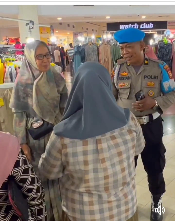 PENGAMANAN -- Personel Polsek Panakukkang-Polrestabes Makassar sedang berdialog dengan pengunjung salah satu mal dalam rangka melakukan pengamanan di mal-mal di wilayah hukum Polsek Panakukkang-Polrestabes Makassar.