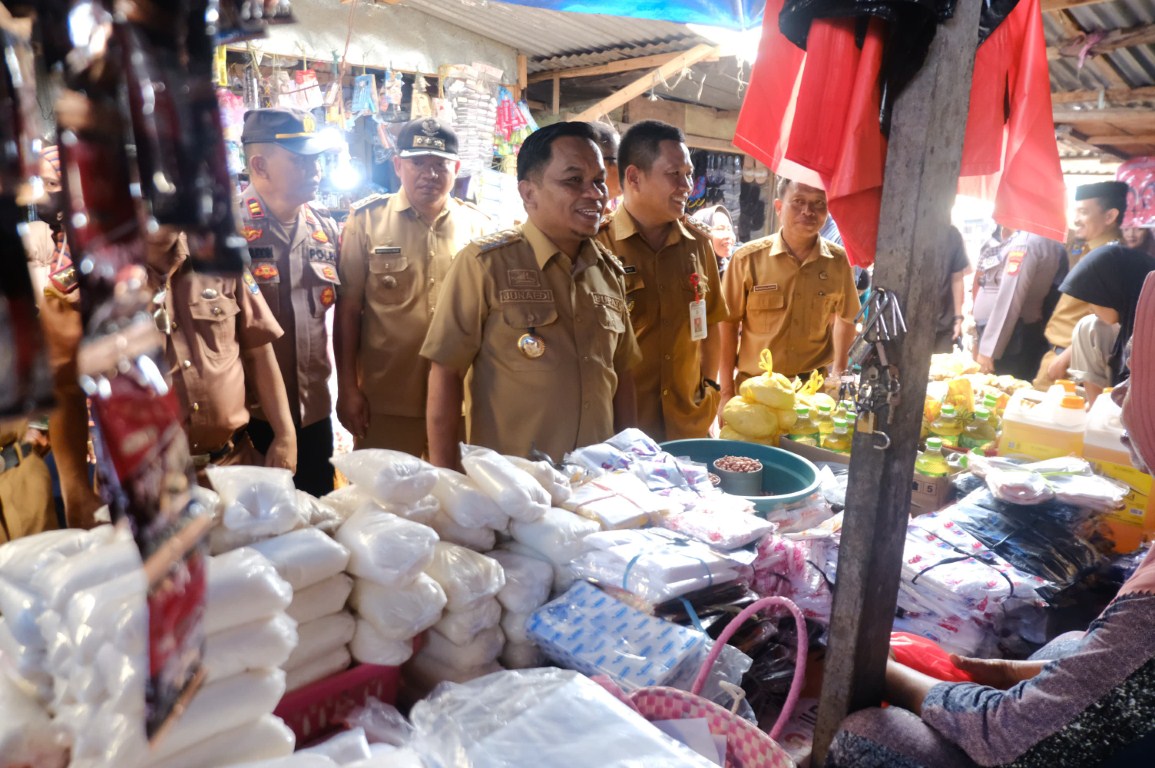 PENGECEKAN -- Pj Bupati Jeneponto, Junaedi Bakri sedang melakukan pengecekan harga dan stok di Pasar Allu, Kecamatan Bangkala.